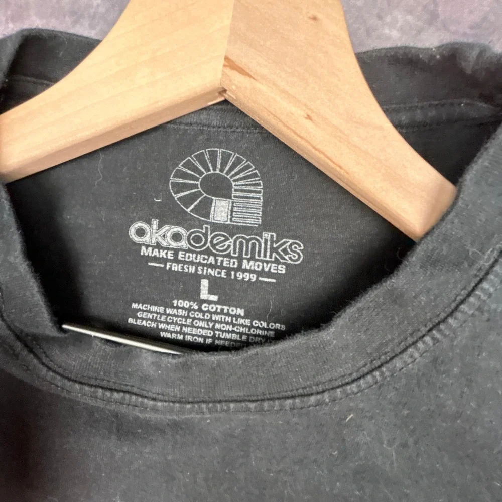 Akademiks Mens Black‎ Shoe Laces & Soles Graphic T-Shirt Y2K Vintage Large